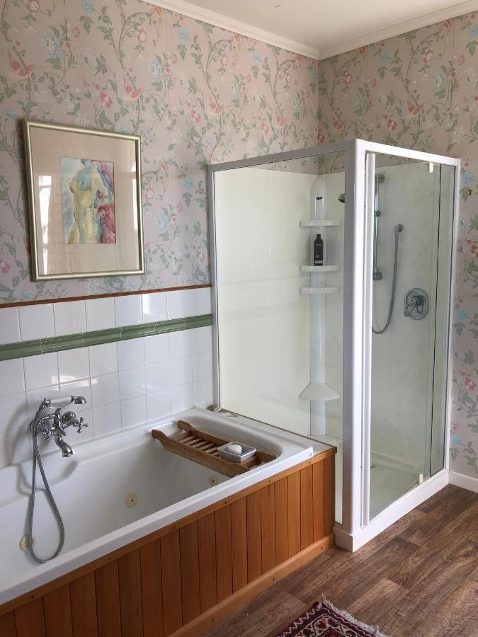 Te Kopura Lodge Martinborough Bagian luar foto
