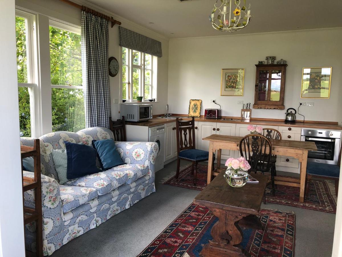 Te Kopura Lodge Martinborough Bagian luar foto